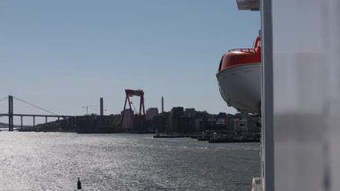 Göteborg, İsveç (İsveççe: lvsborgsbron) Göteborg Köprüsü ve Göteborg limanından geçen bir gemi.)