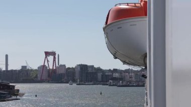 Göteborg, İsveç Bir gemi Gothenburg limanından geçiyor. 