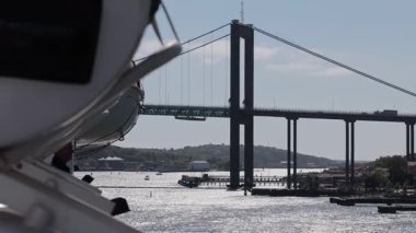 Göteborg, İsveç (İsveççe: lvsborgsbron) Göteborg Köprüsü ve Göteborg limanından geçen bir gemi.)