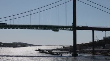 Göteborg, İsveç (İsveççe: lvsborgsbron) Göteborg Köprüsü ve Göteborg limanından geçen bir gemi.)