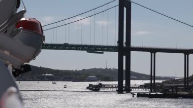 Göteborg, İsveç (İsveççe: lvsborgsbron) Göteborg Köprüsü ve Göteborg limanından geçen bir gemi.)