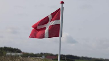 Hirtshals, Danimarka Rüzgarda dalgalanan küçük bir bayrak direğinde Danimarka bayrağı. 
