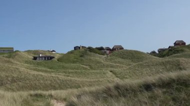 Hirtshals, Danimarka Kuzey Denizi Sahili 'nde kumsal aidatı manzarası. 