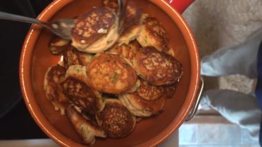 Hirtshals Danimarka usulü kızarmış balık frikadeller ya da Danimarka usulü bir yemek spesiyali olan balık köfteleri..