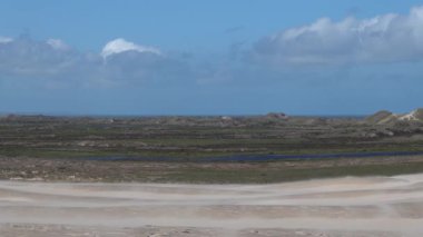 Skagen, Danimarka Rbjerg 'in tarihi kum tepeleri rüzgarlı bir günde.  