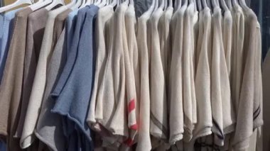 Skagen, Danimarka giysileri bir giyim mağazasının rafında rüzgarda savruluyor.. 