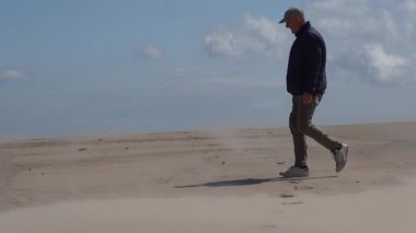 Skagen, Danimarka Rbjerg Mile 'ın kum tepelerinde bir adam yürüyor..