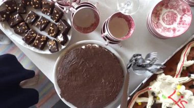 Hirtshals, Danimarka Çikolata ve Danimarka Brunsviger keki dahil bir dizi doğum günü pastası. 