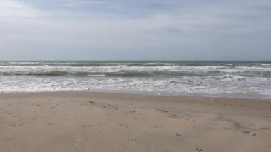 Hirtshals, Danimarka Kuzey Denizi sahilinde bir adam dondurma ile yürüyor.. 