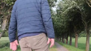 Mors, Danimarka Ağaçlı bir sokakta bir adam yürüyor. 