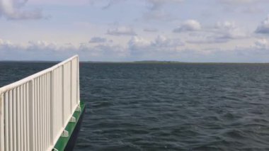 Feggesund Havn, Danimarka Limfjord 'dan Mors' a geçen bir feribotun manzarası.. 