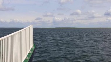 Feggesund Havn, Danimarka Limfjord 'dan Mors' a geçen bir feribotun manzarası.. 