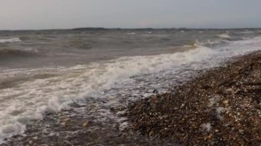 Mors, Danimarka Limfjord 'dan gelen dalgalar kayalık plaja çarpıyor.. 