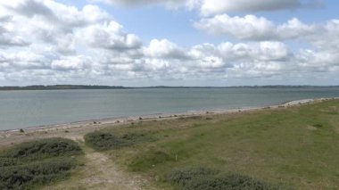 Oddesund Syd, Danimarka Limfjord 'daki Nissum Bredning' de bulutlu bir deniz manzarası. 
