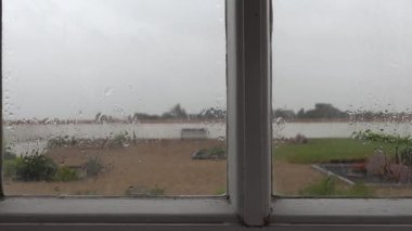 Mando, Danimarka Gelgit düzlüklerinden Kuzey Denizi bataklıkları üzerinden Mando Adası 'na giden bir otobüsün görüntüsü.. 