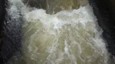 Ribe, Danimarka suyu Ribe Nehri 'nin merkezinde bir kanalda akıyor..  