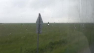 Mando, Danimarka Gelgit düzlüklerinden Kuzey Denizi bataklıkları üzerinden Mando Adası 'na giden bir otobüsün görüntüsü.. 