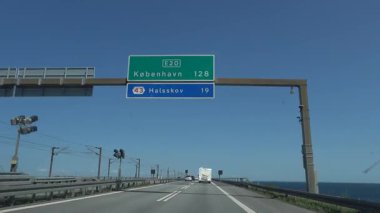 Odense, Danimarka. Storeblt üzerinden geçen bir arabanın manzarası. Ya da Great Belt Köprüsü..