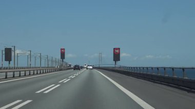 Odense, Danimarka. Storeblt üzerinden geçen bir arabanın manzarası. Ya da Great Belt Köprüsü..