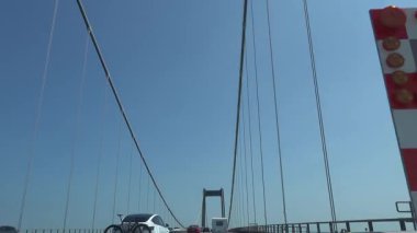 Odense, Danimarka. Storeblt üzerinden geçen bir arabanın manzarası. Ya da Great Belt Köprüsü..