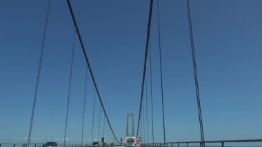 Odense, Danimarka. Storeblt üzerinden geçen bir arabanın manzarası. Ya da Great Belt Köprüsü..