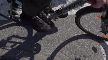 Kopenhag, Danimarka bisikletleri şehir merkezinde kalabalık bir yaya geçidinde duruyor.. 