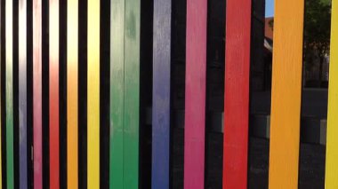 Kopenhag, Danimarka şehir merkezinde renkli boyalı bir çit bir bisiklet park alanını kaplıyor.. 