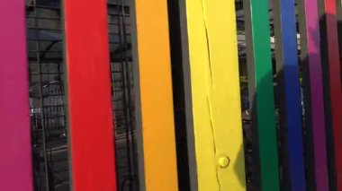 Kopenhag, Danimarka şehir merkezinde renkli boyalı bir çit bir bisiklet park alanını kaplıyor.. 