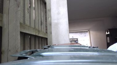 Kopenhag, Danimarka 'da bir adam organik çöpleri organik atık için yeşil bir plastik torbaya koyuyor.. 