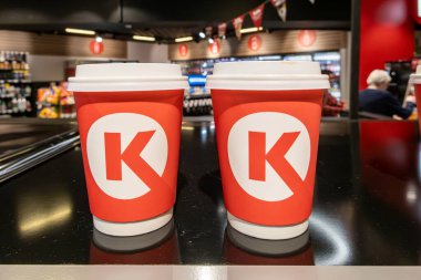 Stockholm, İsveç 30 Mayıs 2025 Bir Circle K marketinde iki fincan kahve.