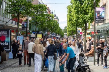 Jonkoping, İsveç 30 Mayıs 2025 Mağazaları, Stora Storgatan ile ana alışveriş caddesinde.