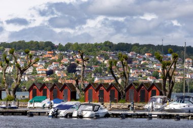 Jonkoping, İsveç 30 Mayıs 2025 Jonkoping 'in Vattern Gölü' ndeki küçük tekne limanı ve tekne evleri, Jonkpings hamn, Piren smbtshamn.