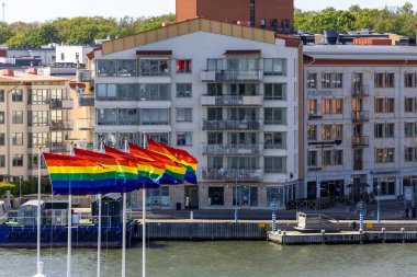Göteborg, İsveç 30 Mayıs 2025 Limanda sallanan gurur bayrakları.