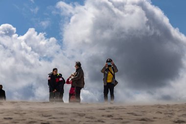 Skagen, Danimarka 2 Haziran 2025 Rabjerg Mil 'in rüzgârlı kum tepelerinde yürüyen insanlar.