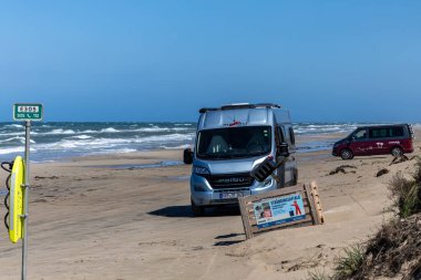 Kandestederne Strand, Danimarka 2 Haziran 2025 İki kamp aracı sahilde park halinde..
