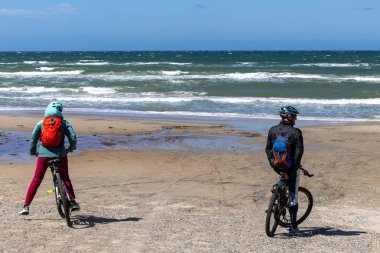 Kandestederne Strand, Danimarka 2 Haziran 2025 Sahilde iki bisikletçi.