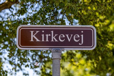 Danimarka 'nın Skagen şehrinde Danimarkalı sokak tabelası Kirkevej ya da Church Caddesi diyor..