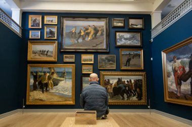 Skagen, Danimarka 2 Haziran 2025 Skagen Sanat Müzesinde bir adam oturuyor..