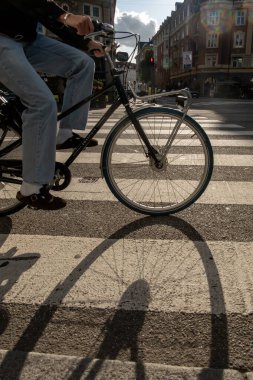 Kopenhag, Danimarka 12 Haziran 2025 Bisikletler şehir merkezinde yoğun bir yaya geçidinde duruyor..