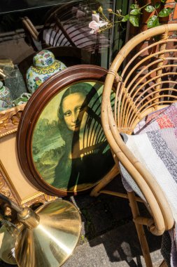 Kopenhag, Danimarka 12 Haziran 2025 Mona Lisa 'nın bir antikacıda satılık tablosu.