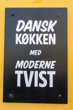 Kopenhag, Danimarka 13 Haziran 2025 Danimarka 'da bir restoranın önündeki tabela diyor ki:.