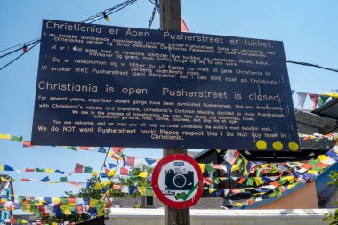 Kopenhag, Danimarka 13 Haziran 2025 Eski uyuşturucu ruhsatlı Christiania veya Pusherstreet bölgesinde uyuşturucuya artık izin verilmediğini söyleyen bir tabela.