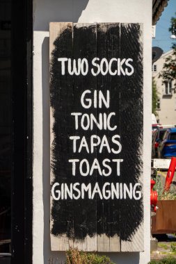 Kopenhag, Danimarka 13 Haziran 2025 Christianshavn bölgesindeki Two Socks barı için bir tabela..