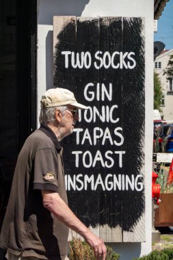 Kopenhag, Danimarka 13 Haziran 2025. Bir adam Hıristiyanhavn bölgesindeki Two Socks barının önünden geçiyor..