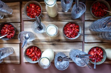 Kopenhag, Danimarka. Koldskal 'ın tipik çilekli Danimarka tatlısı..