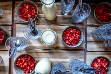 Kopenhag, Danimarka. Koldskal 'ın tipik çilekli Danimarka tatlısı..