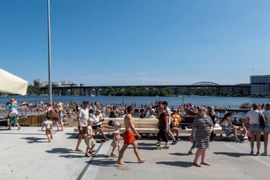 Stockholm, İsveç 15 Haziran 2025 İnsanlar Liljeholmen bölgesinde yeni bir halka açık ve serbest yüzme platformunda yüzüyor ve güneşleniyor.