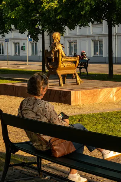 Kopenhag, Danimarka 13 Haziran 2025 bir kadın Skt 'ta Rikke Raben' ın Karen Blixen heykelini taklit ederek bir bankta oturuyor. 2024 'ten Annae Plads.