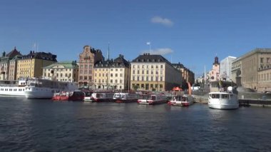Stockholm, İsveç Kraliyet Sarayı 'ndan geçen Gamla Stan rıhtımında feribot manzarası.. 