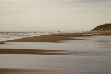Hirtshals, Danimarka Dalgalar ve yansıtan su havuzları ile Kuzey Denizi Sahili.